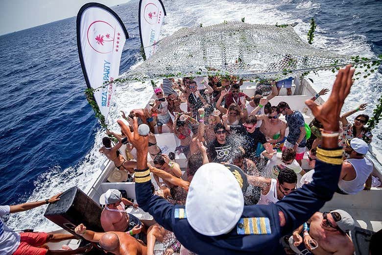 Discover one of the best boat parties from Ibiza